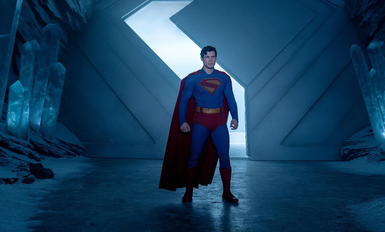 É um pássaro? É um avião? Não: é o novo Superman disponível para assistir em casa