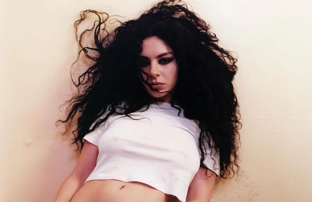 Charli XCX estreia como atriz principal no filme ‘Erupcja’, rodado na Polônia em meio ao Brat Summer