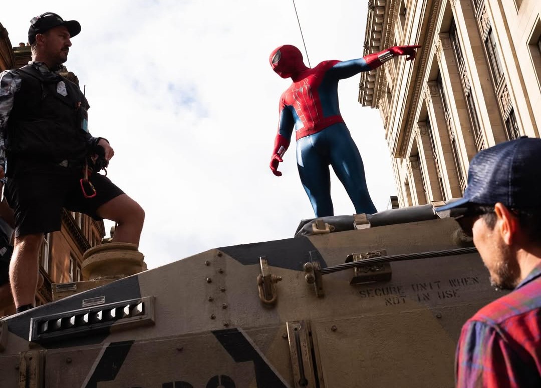Tom Holland dá spoilers de ‘Homem-Aranha: Um Novo Dia’ postando fotos dos bastidores