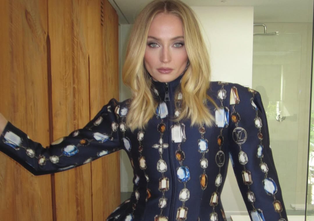 Sophie Turner revela que beijar Kit Harington em filme de terror foi “repulsivo”