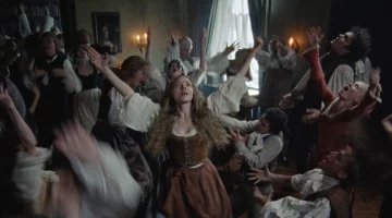 Atriz de ‘Mamma Mia!’ estreia novo filme no Festival de Veneza e surpreende em papel de líder religiosa