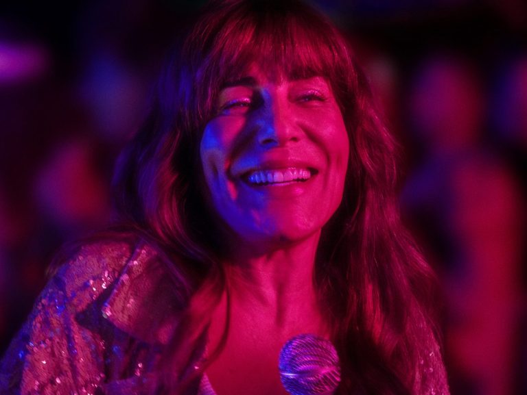 ‘Sexa’, estreia de Gloria Pires como diretora, ganha cartaz e data de lançamento nos cinemas