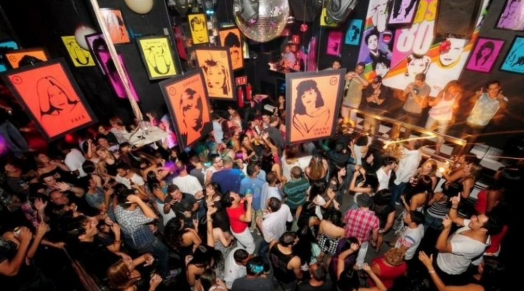 Por que a cultura trash dos anos 90 moldou o cinema atual