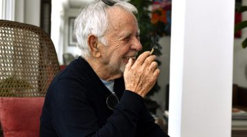Ícone do jornalismo musical, Nelson Motta terá cinebiografia dirigida por Lírio Ferreira
