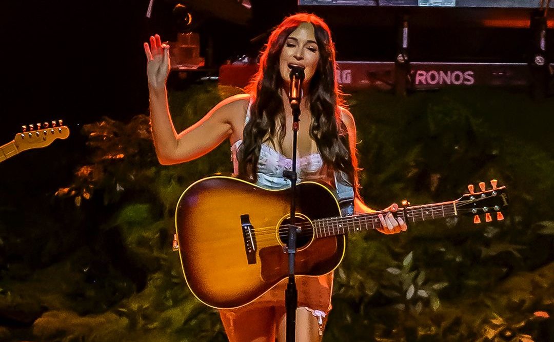 Kacey Musgraves estreia em São Paulo com show intimista e público em êxtase