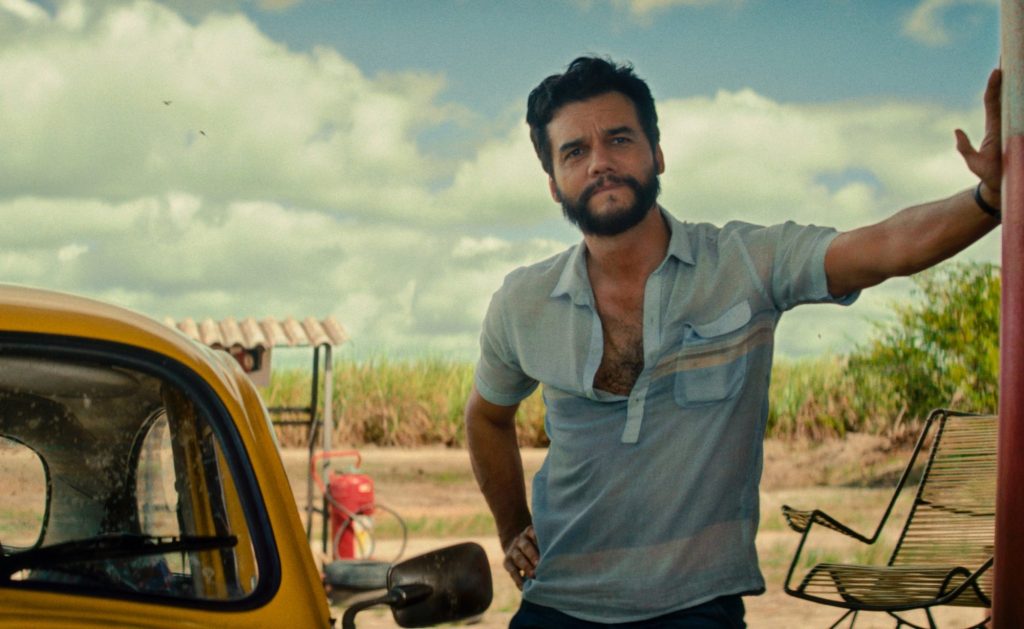 Wagner Moura em cena de O Agente Secreto