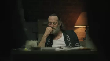 Troy Kotsur aposta em inclusão com papel de mafioso em ‘Black Rabbit’, nova série da Netflix