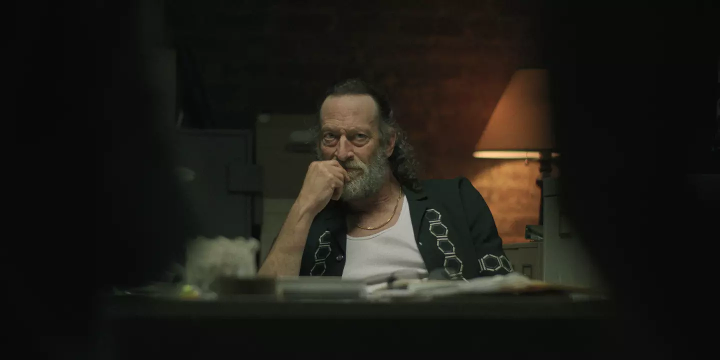 Troy Kotsur aposta em inclusão com papel de mafioso em ‘Black Rabbit’, nova série da Netflix