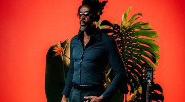 Seu Jorge apresenta show completo da turnê “Baile à la Baiana” em São Paulo