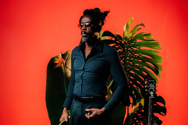 Seu Jorge apresenta show completo da turnê “Baile à la Baiana” em São Paulo