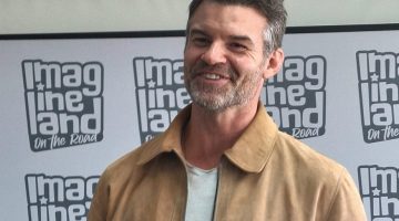 Daniel Gillies responde pergunta embaraçosa e diverte jornalistas e creators