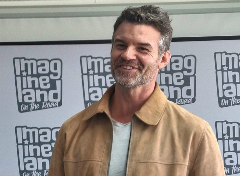Daniel Gillies responde pergunta embaraçosa e diverte jornalistas e creators
