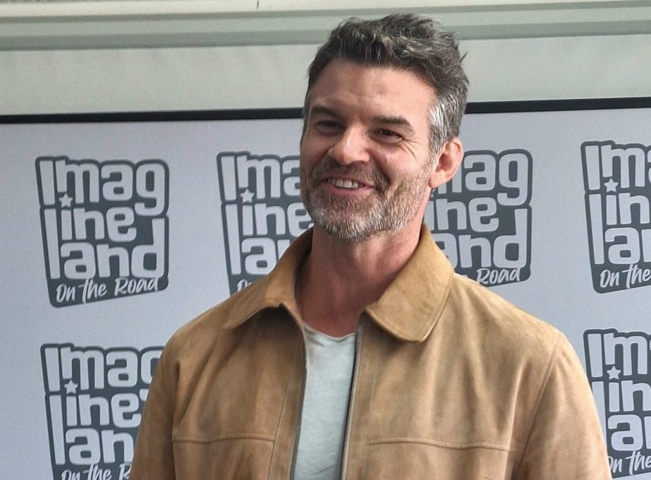 Daniel Gillies responde pergunta embaraçosa e diverte jornalistas e creators