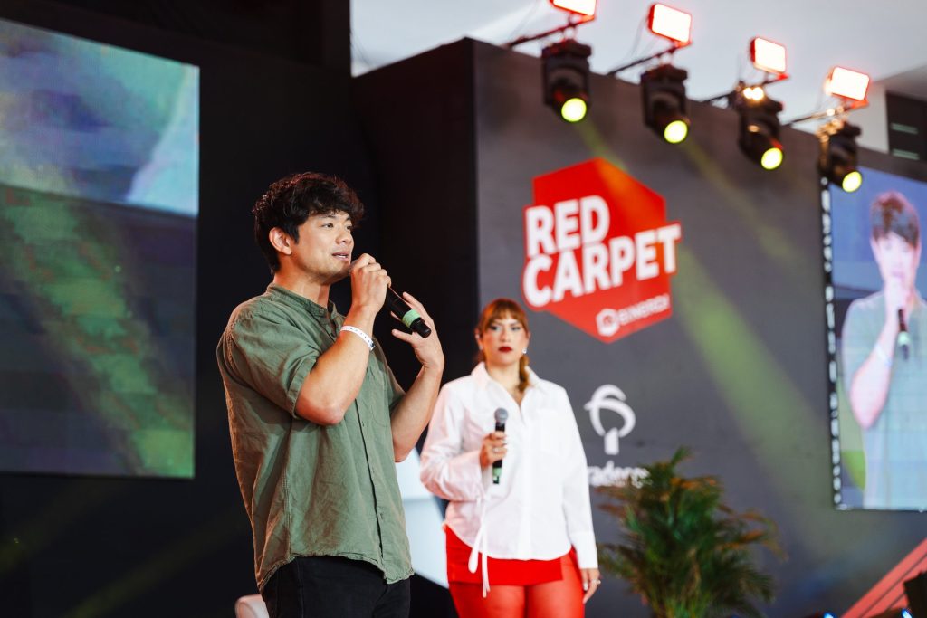 Osric Chau afirma que equipe de ‘Supernatural’ é “como uma família” durante painel no Imagineland On The Road