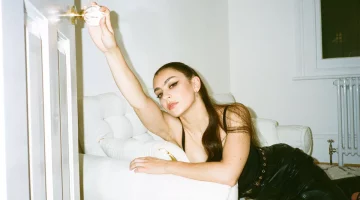 Charli XCX leva o caos do pop para o cinema em ‘The Moment’, novo longa da A24