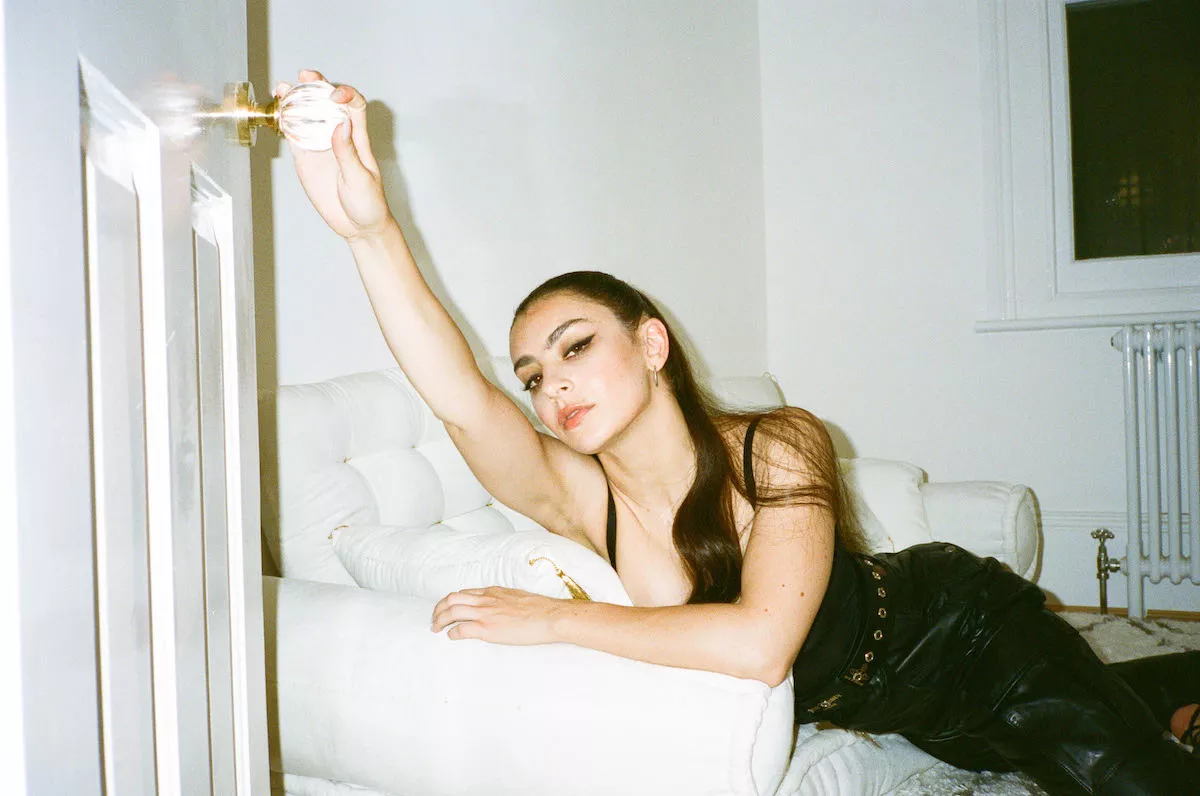 Charli XCX leva o caos do pop para o cinema em ‘The Moment’, novo longa da A24