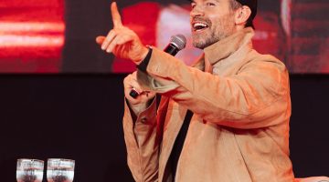 Daniel Gillies compara carreira a Tom Selleck e fala sobre medo de ser lembrado apenas pelo vampiro Elijah
