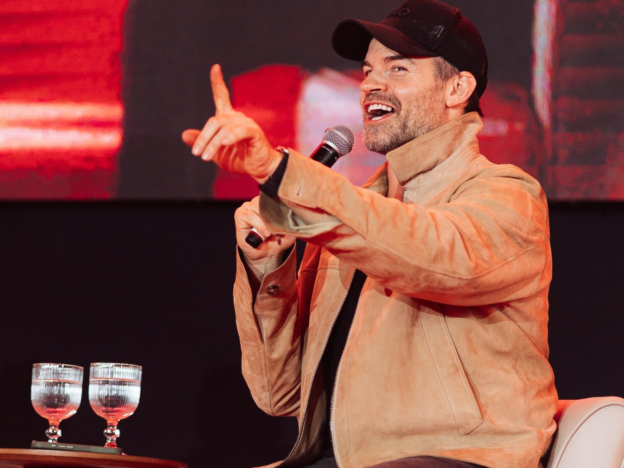 Daniel Gillies compara carreira a Tom Selleck e fala sobre medo de ser lembrado apenas pelo vampiro Elijah