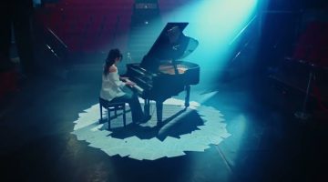 Cantora do sucesso “Golden” de Guerreiras do K-Pop, EJAE, lança “In Another World” e comenta sobre fugir dos rótulos do K-pop