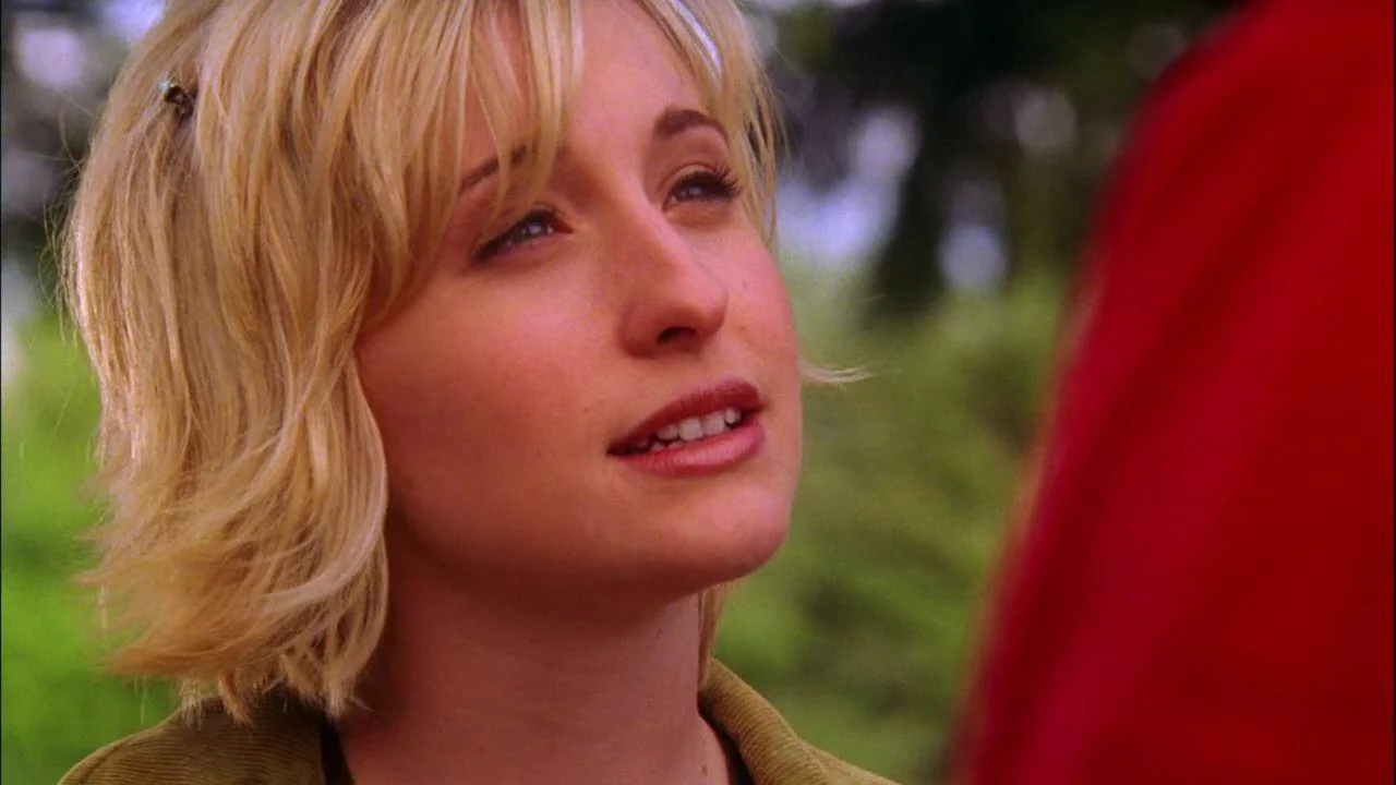 Allison Mack, de Smallville, revela o que aconteceu após sua prisão