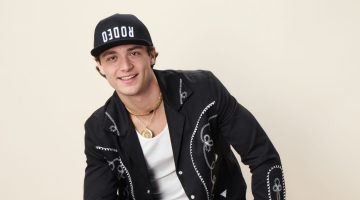 Ator volta a aquecer rumores de que será o Asa Noturna com post nas redes sociais