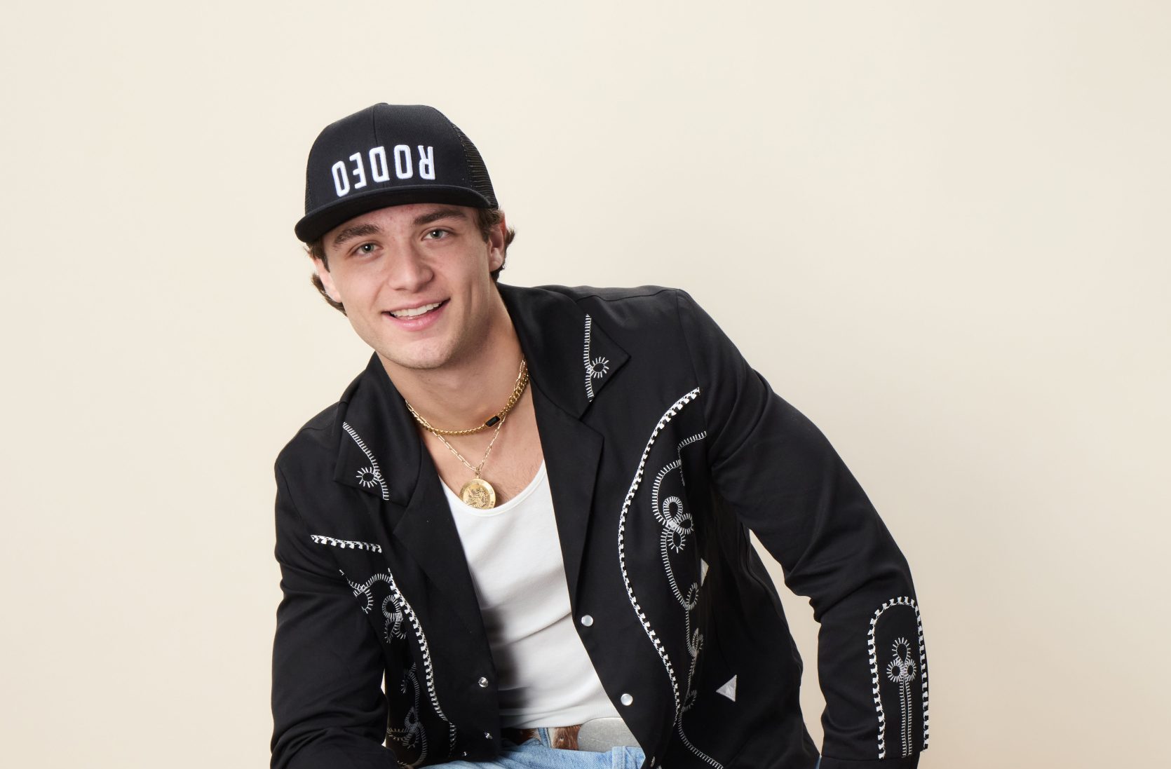 Ator volta a aquecer rumores de que será o Asa Noturna com post nas redes sociais