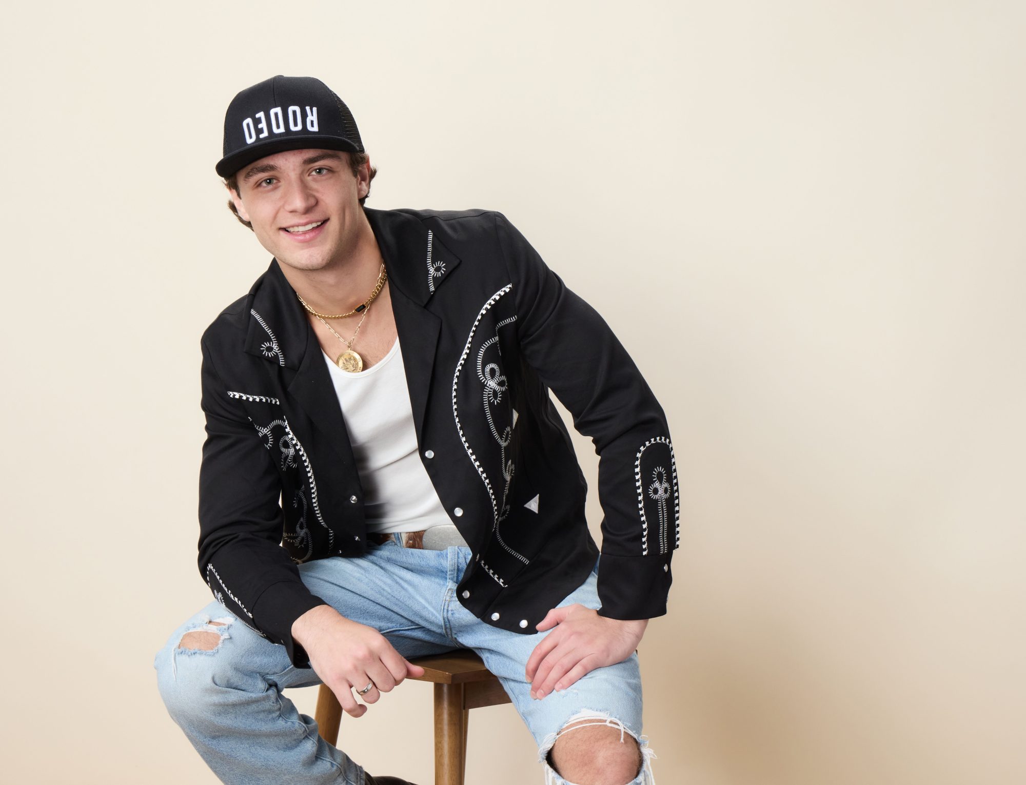 Ator volta a aquecer rumores de que será o Asa Noturna com post nas redes sociais