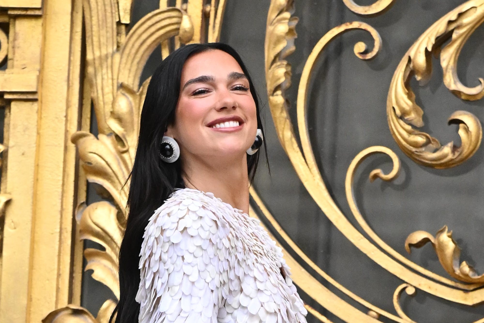 Dua Lipa vira “rolezeira” profissional no Brasil: De pagode com Shawn Mendes a clássico no Maracanã