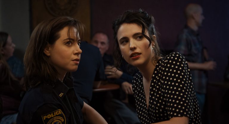 Aubrey Plaza e Margaret Qualey em cena do filme "Honey, Não!"