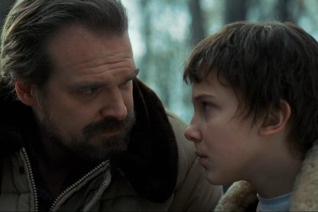 ‘Stranger Things’: Millie Bobby Brown estaria acusando David Harbour de assédio, afirma jornal