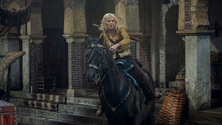 Freya Allan como Ciri em The Witcher em cena a cavalo