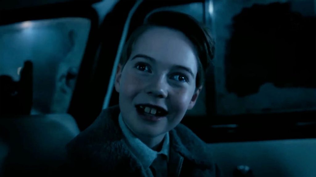 menino em manifestação de pennywise em it: bem-vindos a derry