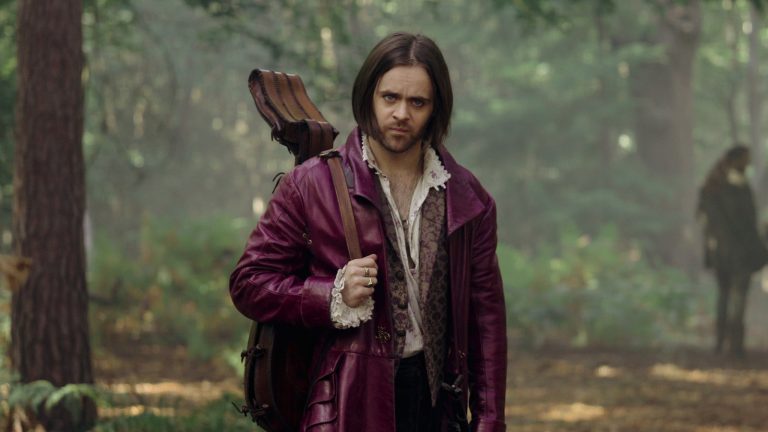 Joey Batey como o bardo Jaskier em The Witcher