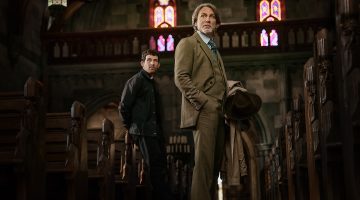 ‘Vivo ou Morto: Um Mistério Knives Out’ é o capítulo mais ambicioso e “sagrado” da franquia Benoit Blanc