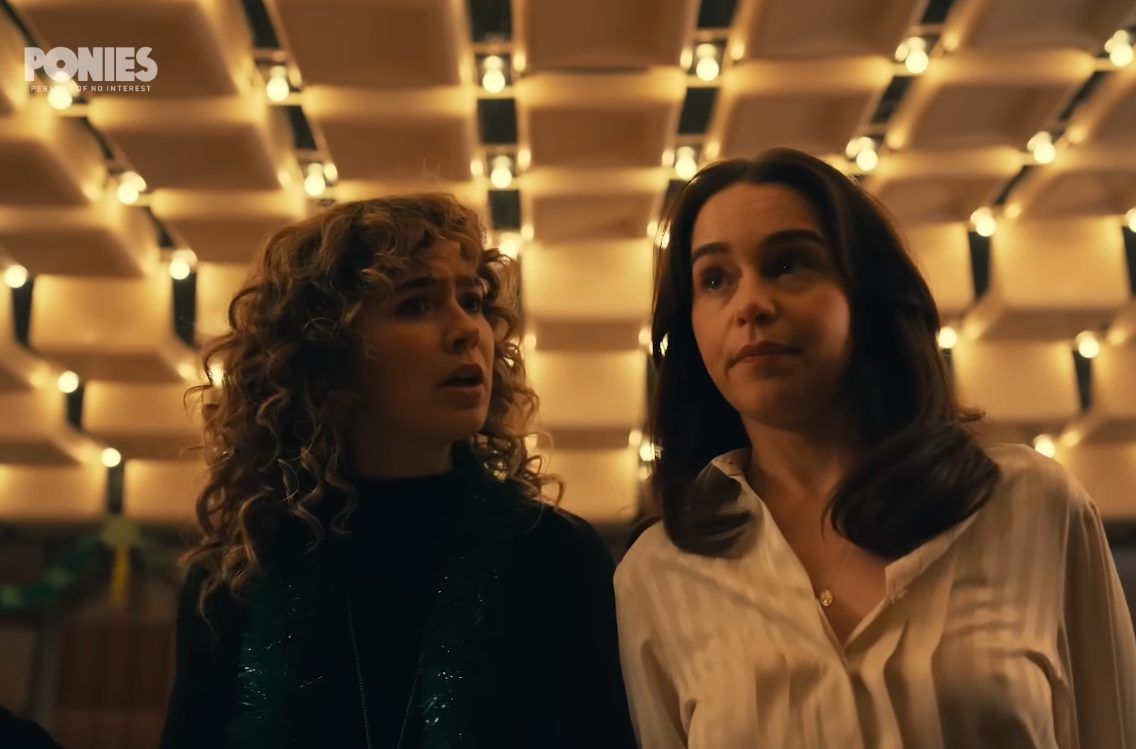 ‘Ponies’: Emilia Clarke vira espiã da Guerra Fria em nova série; saiba tudo