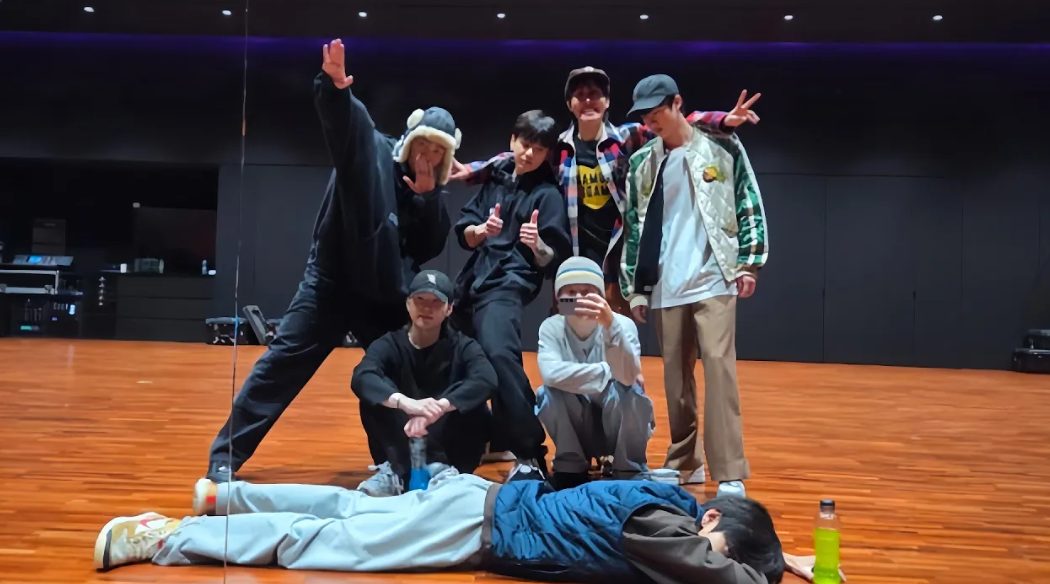 BTS faz live em ensaio e cobra HYBE por datas da turnê: ‘Está me deixando louco’