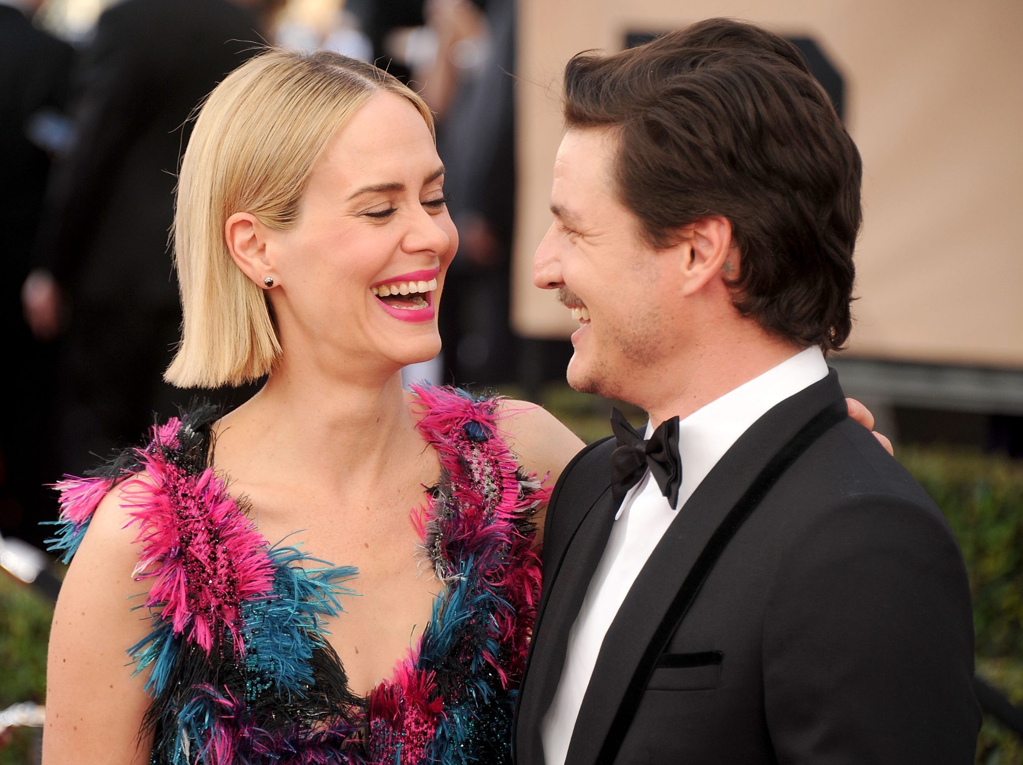 “Não existe eu sem você”: Pedro Pascal faz homenagem emocionante para Sarah Paulson