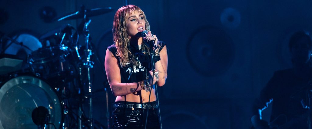 Miley Cyrus anuncia o álbum ‘Bass Persuades’ e volta aos palcos após quatro anos