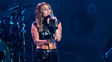 Mulher processa pais de Miley Cyrus alegando ser a verdadeira mãe da cantora