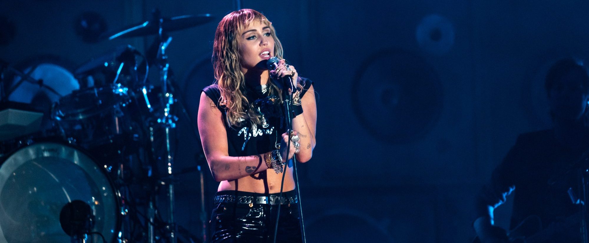Mulher processa pais de Miley Cyrus alegando ser a verdadeira mãe da cantora