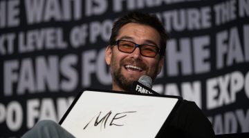 Antony Starr troca capa do Capitão Pátria por prancha de surfe em nova série de suspense da Netflix