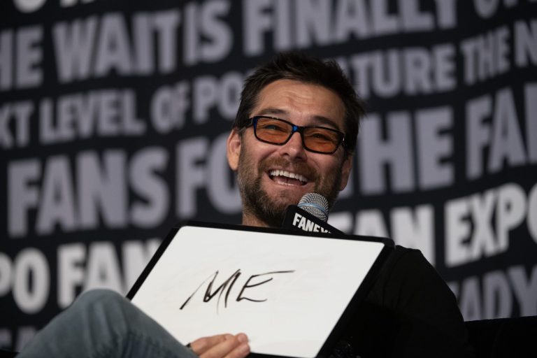 Antony Starr troca capa do Capitão Pátria por prancha de surfe em nova série de suspense da Netflix