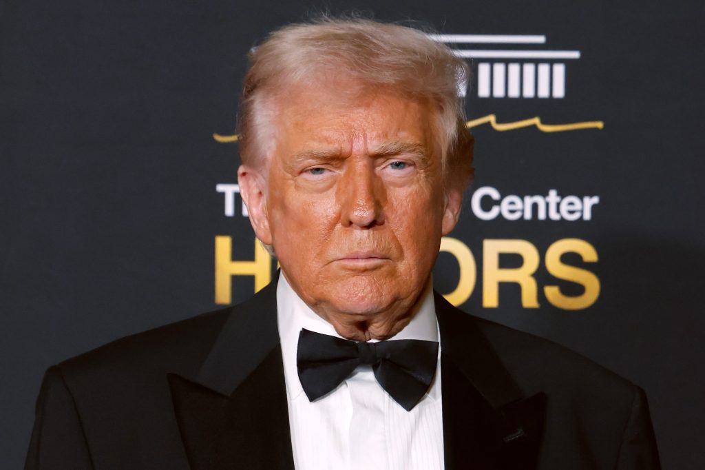 Trump investiu US$ 1 milhão em títulos da Netflix e Warner dias após anúncio de fusão histórica