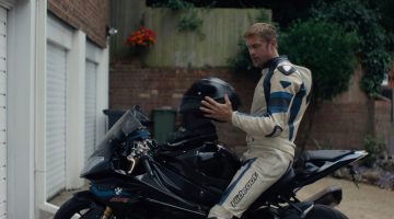‘Pillion’: A24 libera trailer de romance fetichista com Alexander Skarsgård e ator de Harry Potter