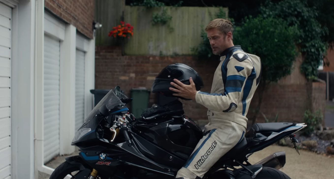 ‘Pillion’: A24 libera trailer de romance fetichista com Alexander Skarsgård e ator de Harry Potter