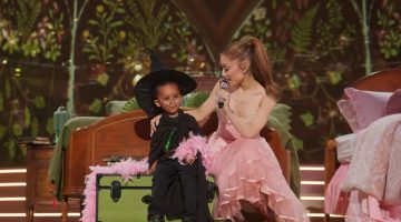 Ariana Grande e fã mirim viralizam com dueto fofo de ‘Popular’ em especial de ‘Wicked’; assista