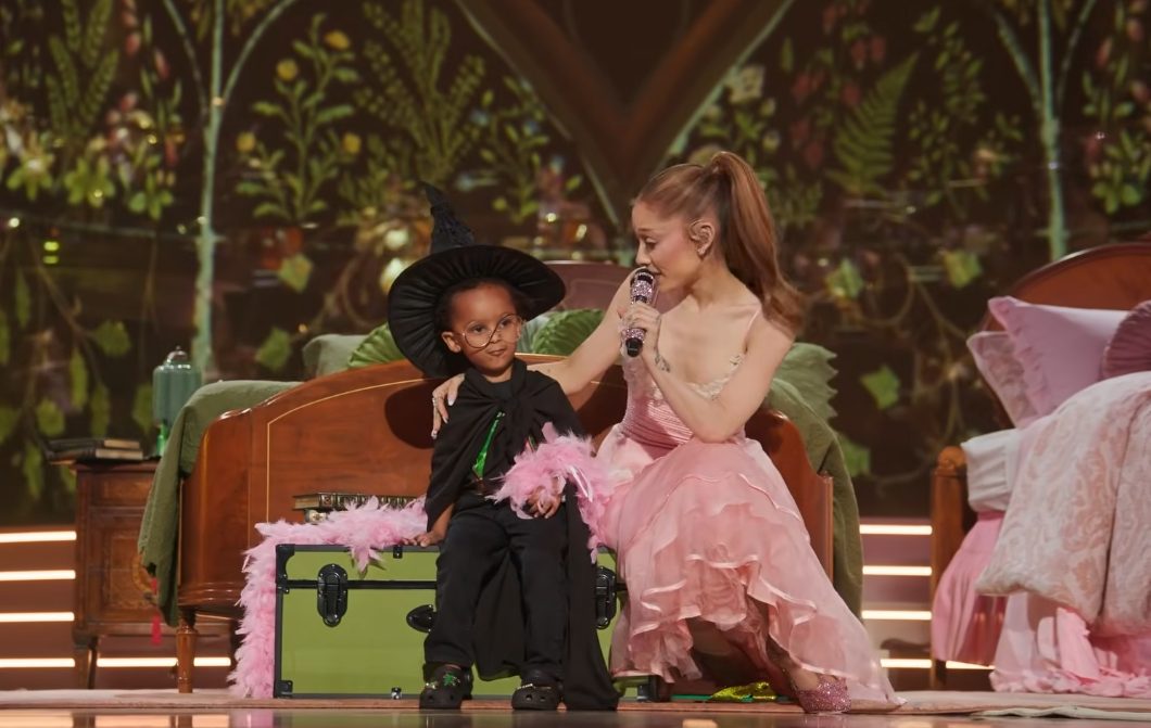 Ariana Grande e fã mirim viralizam com dueto fofo de ‘Popular’ em especial de ‘Wicked’; assista