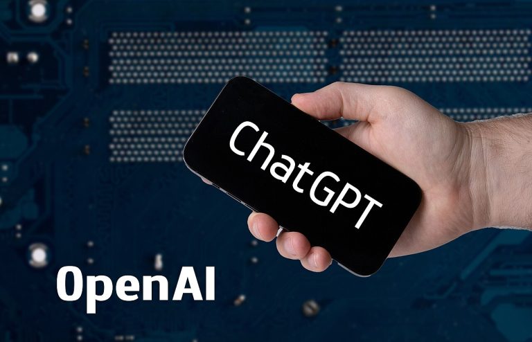 Mão segurando celular com ChatGPT