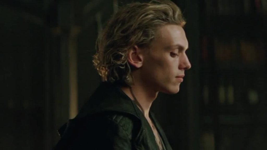 Jamie Campbell Bower como o jovem Gellert Grindelwald em Animais Fantásticos