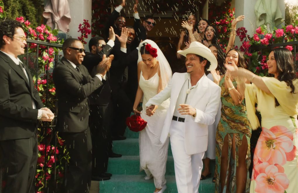 Bruno Mars reafirma sua coroa pop com o lançamento do álbum ‘The Romantic’; assista novo clipe